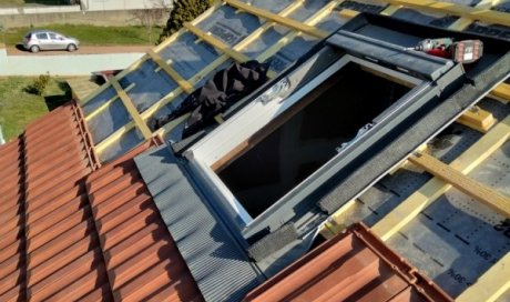 Pose et installation de fenêtre de toit type Velux et puit de lumière à Moulins